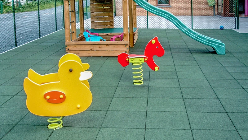 Fallschutzmatten outdoor aus Gummigranulat auf einem Spielplatz.