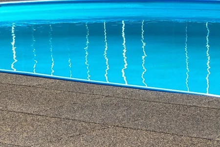 Wetterfeste und frostbeständige Fliesen für die Gestaltung von Schwimmbädern in Freibädern.