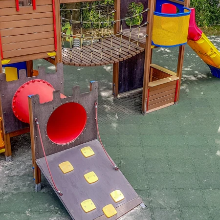 Fallschutzmatten von WARCO bieten zertifizierte Sicherheit auf jeden öffentlich genutzten Spielplatz, so wie es die Norm EN 1176 vorschreibt.