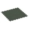 Fitnessgolv Kompakt von WARCO im Farbdesign Engelsk Gräsmatta mit den Abmessungen 970 x 970 x 8 mm | 0,94 m. Produktfoto von Artikel 1022 in der Aufsicht von schräg vorne.