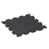 Fitness Performance Elite Träningsgolv von WARCO im Farbdesign Lätt Röd Sprøjtet mit den Abmessungen 50 x 50 x 1,5 cm | 0,25 m². Produktfoto von Artikel 3769 in der Aufsicht von schräg vorne.