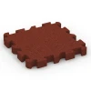 Fallskyddsplatta med pusselkoppling von WARCO im Farbdesign Tegelröd mit den Abmessungen 50 x 50 x 6 cm | 0,25 m². Produktfoto von Artikel 6310 in der Aufsicht von schräg vorne.