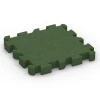 Fallskyddsplatta med pusselkoppling von WARCO im Farbdesign Gräsgrön mit den Abmessungen 50 x 50 x 6 cm | 0,25 m². Produktfoto von Artikel 6311 in der Aufsicht von schräg vorne.