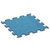 Agilitygolv hundsport von WARCO im Farbdesign Atlantisk mit den Abmessungen 97,1 x 97,1 × 1,8 cm. Produktfoto von Artikel 6812 in der Aufsicht von schräg vorne.