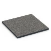 Gymgolv för utomhusbruk von WARCO im Farbdesign Mörkgrå granit mit den Abmessungen 60 x 60 x 3 cm | 0,36 m². Produktfoto von Artikel 7132 in der Aufsicht von schräg vorne.