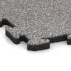 Detailaufnahme der Randausprägung von WARCO-Produkt 4569, Spiel-Bodenbelag, Format 1000 x 1000 x 30 mm, Farbe Grå Melange.