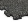 Detailaufnahme der Randausprägung von WARCO-Produkt 3897, Hundsportgolv HD, Format 500 x 500 x 18 mm, Farbe Mörkgrå Granit.