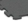 Detailaufnahme der Randausprägung von WARCO-Produkt 3914, Hundgolvplatta, Format 500 x 500 x 18 mm, Farbe Skiffergrå.