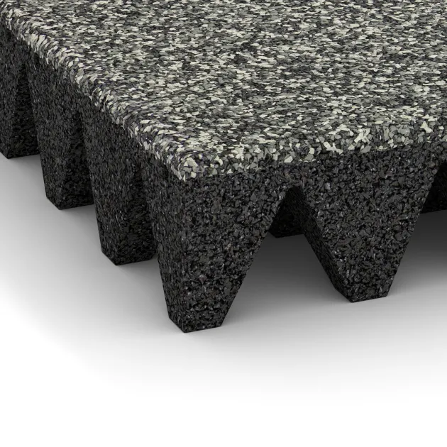 Detailaufnahme der Randausprägung von WARCO-Produkt 5644, Fallskyddsmattor 10 cm - EN 1177 ≤ 300 cm, Format 500 x 500 x 100 mm, Farbe Grå Granit.