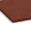Detailaufnahme der Randausprägung von WARCO-Produkt 0533, Golvplattor för balkong, Format 50 × 50 × 2,5 cm, Farbe Tegelröd.