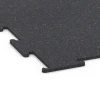 Detailaufnahme der Randausprägung von WARCO-Produkt 6450, Fitnessgolv Kompakt, Format 100 × 100 × 0,8 cm, Farbe Lätt Röd Sprøjtet.