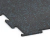 Detailaufnahme der Randausprägung von WARCO-Produkt 6451, Fitnessgolv Kompakt, Format 100 × 100 × 0,8 cm, Farbe Lätt Blå Sprakling.