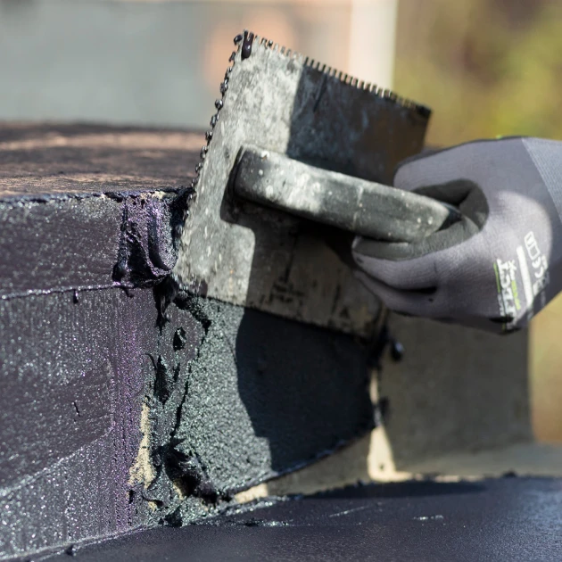 Detailaufnahme der Randausprägung von WARCO-Produkt 0035, ALLESDICHT – Tätskikt, Format 3 kg | 0,9 m², Farbe Svart.