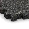 Detailaufnahme der Randausprägung von WARCO-Produkt 4267, Gummiklickplatta, Format 306 x 306 x 30 mm, Farbe Mörkgrå Granit.
