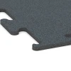 Detailaufnahme der Randausprägung von WARCO-Produkt 6159, Fitness Performance Elite Träningsgolv, Format 100 x 100 x 1,5 cm | 1,00 m², Farbe Ormbunksgrön.