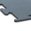 Detailaufnahme der Randausprägung von WARCO-Produkt 6166, Fitness Performance Elite Träningsgolv, Format 50 x 50 x 1,5 cm | 0,25 m², Farbe Åldrat silver.