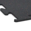 Detailaufnahme der Randausprägung von WARCO-Produkt 3769, Fitness Performance Elite Träningsgolv, Format 50 x 50 x 1,5 cm | 0,25 m², Farbe Lätt Röd Sprøjtet.