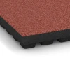 Detailaufnahme der Randausprägung von WARCO-Produkt 6140, Fallskyddsplatta – 205 cm, Format 50 x 50 x 7 cm, Farbe Tomatröd.