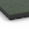 Detailaufnahme der Randausprägung von WARCO-Produkt 6442, Fallskyddsplatta – 210 cm, Format 50 x 50 x 7 cm, Farbe Engelskt gräs.