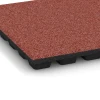 Detailaufnahme der Randausprägung von WARCO-Produkt 6292, Fallskyddsplattor, Format 50 x 50 x 4,8 cm, Farbe Tomatröd.
