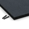 Detailaufnahme der Randausprägung von WARCO-Produkt 6257, Fallskyddsplatta – 140 cm, Format 50 x 50 x 4 cm, Farbe Skiffergrå.