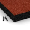 Detailaufnahme der Randausprägung von WARCO-Produkt 6205, Fallskyddsplattor, Format 50 x 50 x 8 cm, Farbe Tegelröd.