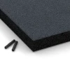 Detailaufnahme der Randausprägung von WARCO-Produkt 6269, Fallskyddsplatta – 180 cm, Format 50 x 50 x 6 cm, Farbe Skiffergrå.