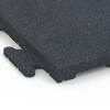 Detailaufnahme der Randausprägung von WARCO-Produkt 6978, Träningsgolvplatta Classic, Format 50 x 50 x 3 cm | 0,25 m², Farbe Skiffergrå.