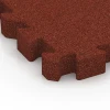 Detailaufnahme der Randausprägung von WARCO-Produkt 6310, Fallskyddsplatta med pusselkoppling, Format 50 x 50 x 6 cm | 0,25 m², Farbe Tegelröd.