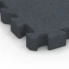 Detailaufnahme der Randausprägung von WARCO-Produkt 6408, Fallskyddsplatta – 220 cm, Format 50 x 50 x 6 cm | 0,25 m², Farbe Skiffergrå.