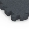 Detailaufnahme der Randausprägung von WARCO-Produkt 6404, Fallskyddsplatta – 190 cm, Format 50 x 50 x 5 cm | 0,25 m², Farbe Skiffergrå.