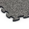 Detailaufnahme der Randausprägung von WARCO-Produkt 6778, Träningsmatta gummi, Format 44,6 x 44,6 x 1,8 cm, Farbe Mörkgrå granit.