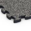 Detailaufnahme der Randausprägung von WARCO-Produkt 6931, Fallskyddsplatta pussel, Format 44,6 x 44,6 × 2,8 cm, Farbe Mörkgrå granit.