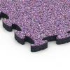 Detailaufnahme der Randausprägung von WARCO-Produkt 6936, Fallskyddsplatta pussel, Format 44,6 x 44,6 × 2,8 cm, Farbe Lavendel.