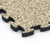 Detailaufnahme der Randausprägung von WARCO-Produkt 6937, Fallskyddsplatta pussel, Format 44,6 x 44,6 × 2,8 cm, Farbe Travertin.