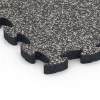 Detailaufnahme der Randausprägung von WARCO-Produkt 6841, Fitness Active gymgolv, Format 44,6 x 44,6 × 2,8 cm, Farbe Mörkgrå granit.