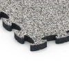 Detailaufnahme der Randausprägung von WARCO-Produkt 6950, Sportplattor gummi, Format 44,6 x 44,6 × 2,8 cm, Farbe Grå granit.