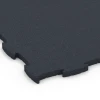 Detailaufnahme der Randausprägung von WARCO-Produkt 6969, Fitness Premium studiogolv, Format 99 x 99 x 2,8 cm, Farbe Antracit.