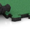 Großaufnahme vom Verbindungssystem von WARCO-Boden 5188 - Gummibeläggning för sport im Farbdesign Maigrön. Abmessungen 500 x 500 x 40 mm.
