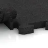 Großaufnahme vom Verbindungssystem von WARCO-Boden 4185 - Gummibeläggning för sport im Farbdesign Anthracite. Abmessungen 500 x 500 x 40 mm.