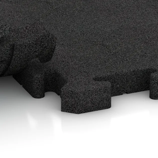 Großaufnahme vom Verbindungssystem von WARCO-Boden 4185 - Gummibeläggning för sport im Farbdesign Anthracite. Abmessungen 500 x 500 x 40 mm.