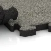 Großaufnahme vom Verbindungssystem von WARCO-Boden 3408 - Fitness Skyddsmatta HD im Farbdesign Ljus Granit. Abmessungen 1000 x 1000 x 40 mm.