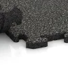 Großaufnahme vom Verbindungssystem von WARCO-Boden 3282 - Hundsportgolv HD im Farbdesign Mörkgrå Granit. Abmessungen 1000 x 1000 x 30 mm.