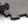 Großaufnahme vom Verbindungssystem von WARCO-Boden 4569 - Spiel-Bodenbelag im Farbdesign Grå Melange. Abmessungen 1000 x 1000 x 30 mm.