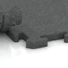 Großaufnahme vom Verbindungssystem von WARCO-Boden 3327 - Spiel-Bodenbelag im Farbdesign Skiffergrå. Abmessungen 1000 x 1000 x 30 mm.