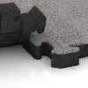 Großaufnahme vom Verbindungssystem von WARCO-Boden 4563 - Gummibeläggning för sport HD im Farbdesign Grå Melange. Abmessungen 500 x 500 x 50 mm.