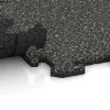 Großaufnahme vom Verbindungssystem von WARCO-Boden 3897 - Hundsportgolv HD im Farbdesign Mörkgrå Granit. Abmessungen 500 x 500 x 18 mm.