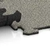 Großaufnahme vom Verbindungssystem von WARCO-Boden 3899 - Hundsportgolv HD im Farbdesign Ljus Granit. Abmessungen 500 x 500 x 18 mm.