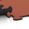 Großaufnahme vom Verbindungssystem von WARCO-Boden 6218 - Sportgolvsplatta 1,8 cm im Farbdesign Ljusröd-Orange. Abmessungen 500 x 500 x 18 mm.