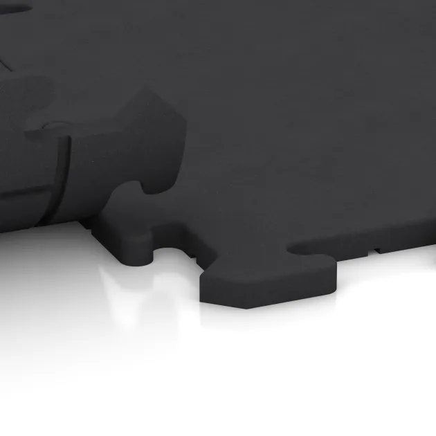 Großaufnahme vom Verbindungssystem von WARCO-Boden 0201 - Fitnessgolv Studio im Farbdesign Anthracite. Abmessungen 500 x 500 x 18 mm.